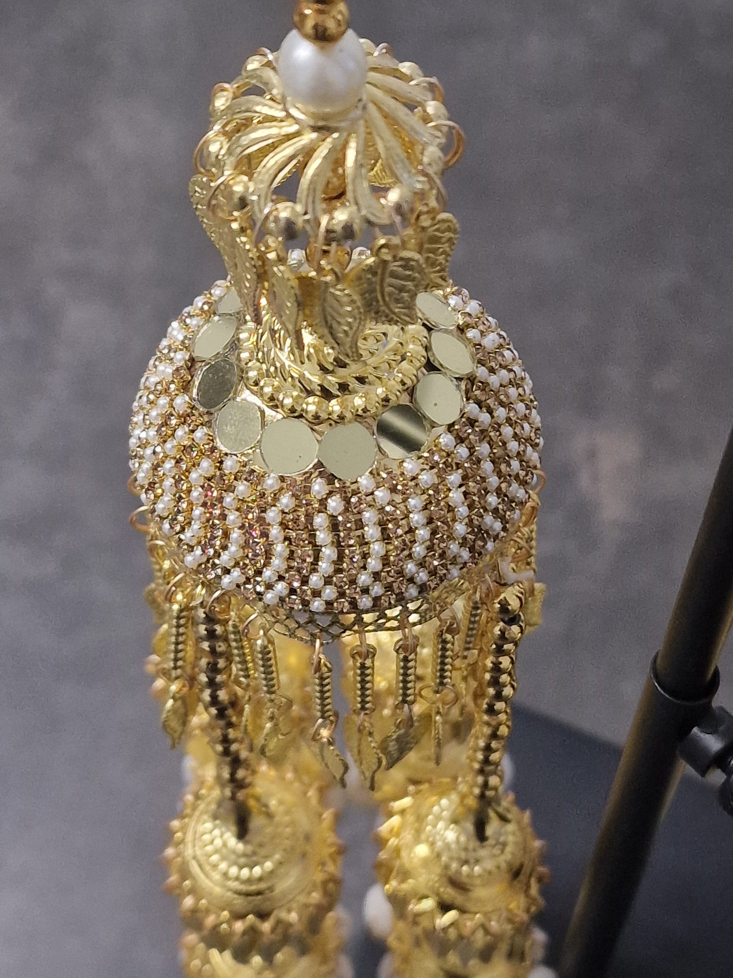 White shell foil kaleeray with pearls